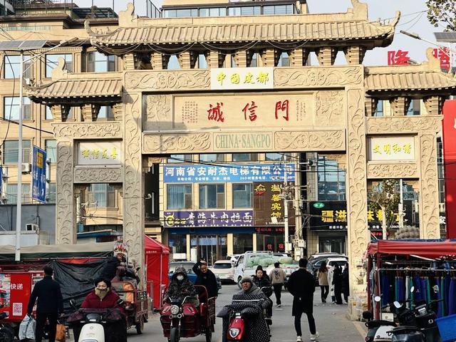 之若鹜的代购和满大街的“打假”标语｜封面头条新利体育最新版app河南桑坡村的AB面：趋(图5)