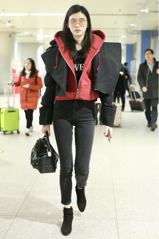 外套穿搭秘籍轻松美出新高度新利体育网页版高个子女生的(图3)