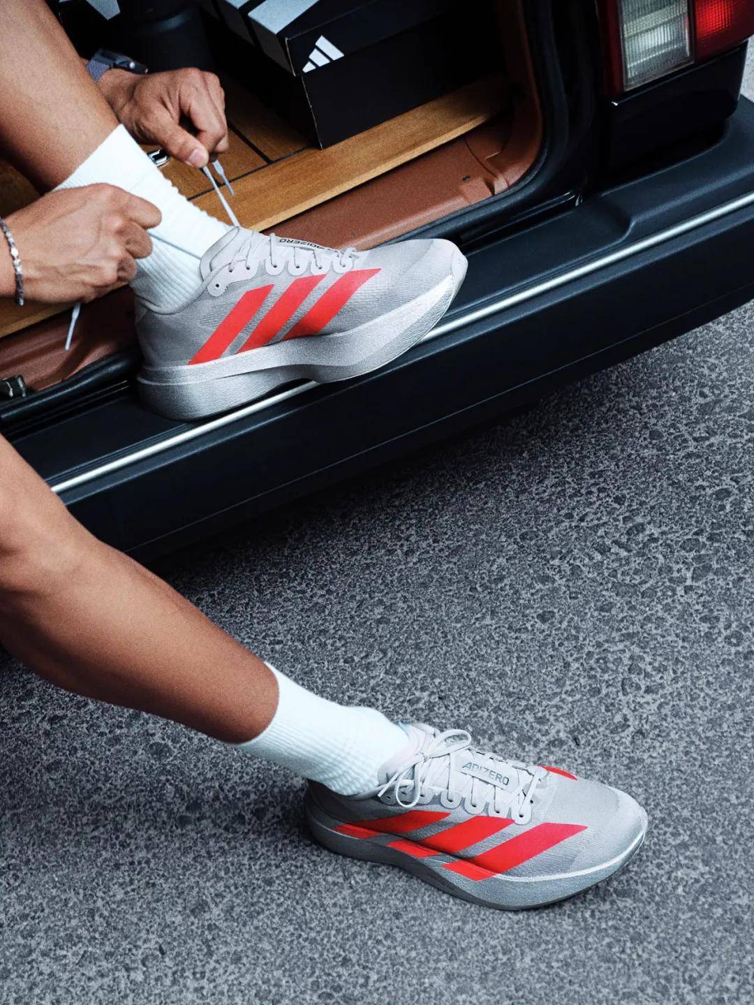 IZERO EVO SL竞速、性能和颜值评分俱佳《跑者世界》年度最佳竞训跑鞋adidas AD(图5)